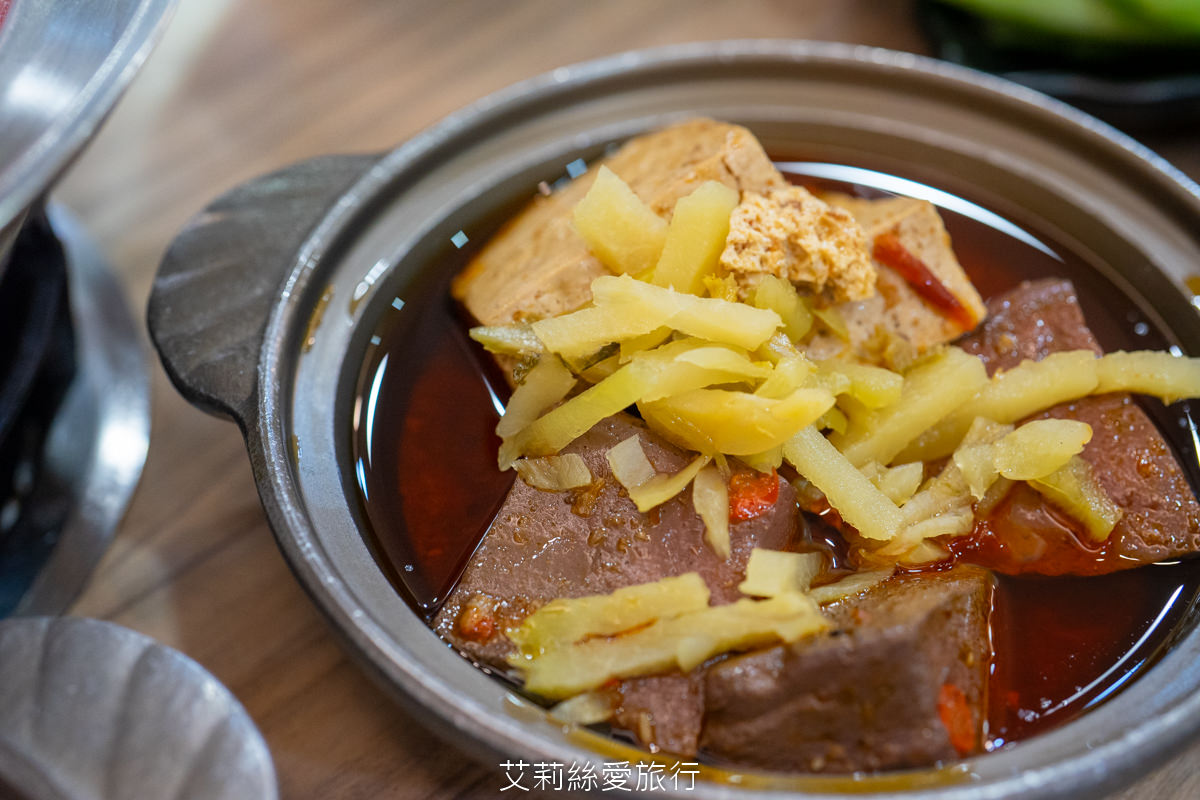 中壢美食 健行大學美食 逸小鍋鍋物 中壢健行店 平價小火鍋 25種湯底 自助吧吃到飽 指定品項買一送一 ！