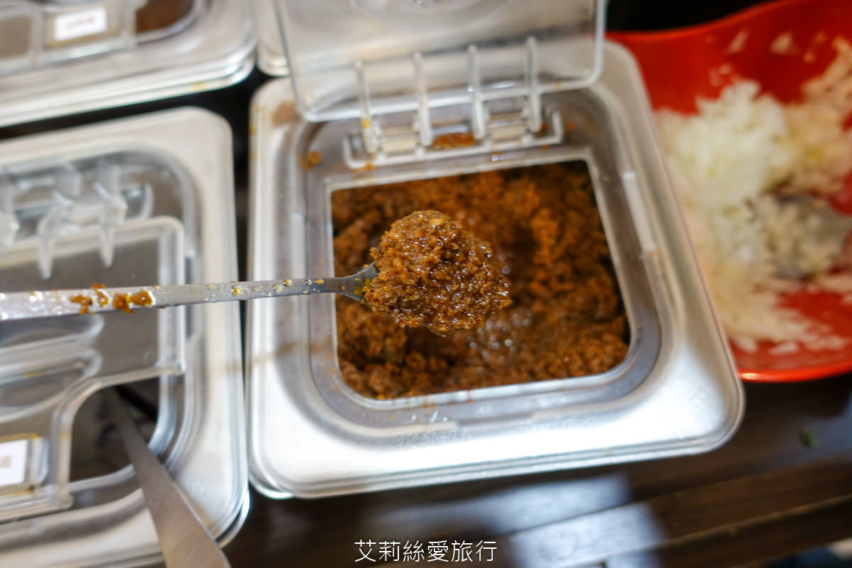 中壢美食 健行大學美食 逸小鍋鍋物 中壢健行店 平價小火鍋 25種湯底 自助吧吃到飽 指定品項買一送一 ！