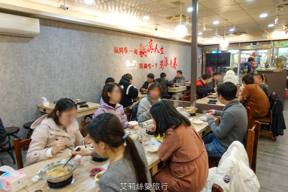 中壢美食 健行大學美食 逸小鍋鍋物 中壢健行店 平價小火鍋 25種湯底 自助吧吃到飽 指定品項買一送一 ！
