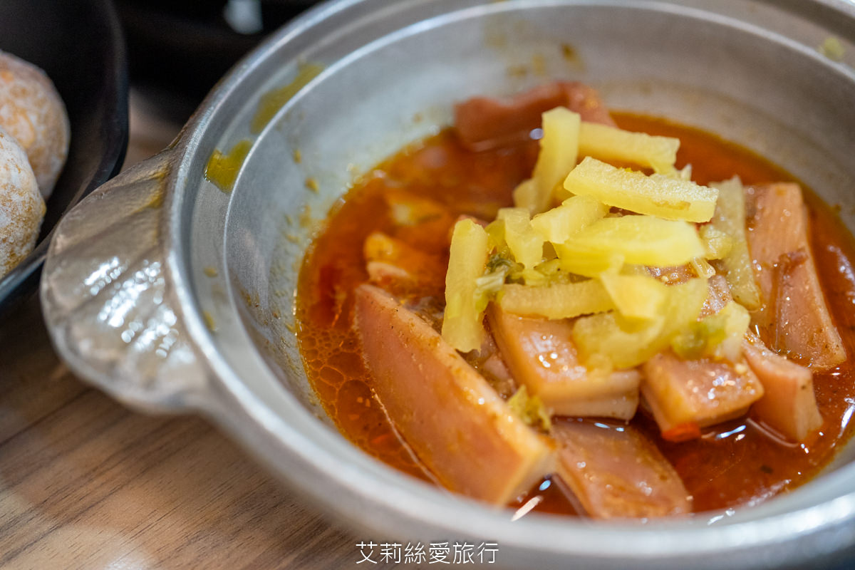 中壢美食 健行大學美食 逸小鍋鍋物 中壢健行店 平價小火鍋 25種湯底 自助吧吃到飽 指定品項買一送一 ！