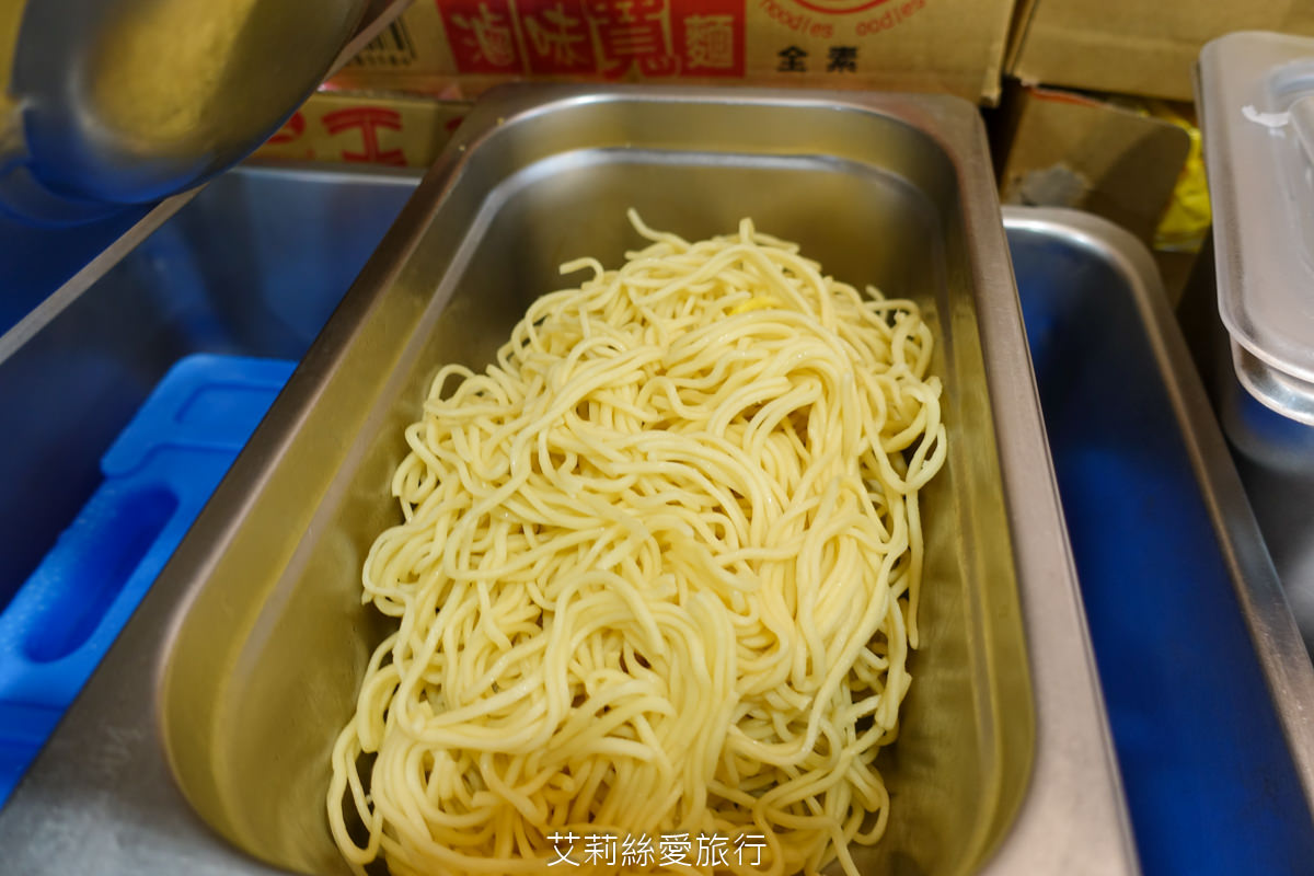 中壢美食 健行大學美食 逸小鍋鍋物 中壢健行店 平價小火鍋 25種湯底 自助吧吃到飽 指定品項買一送一 ！