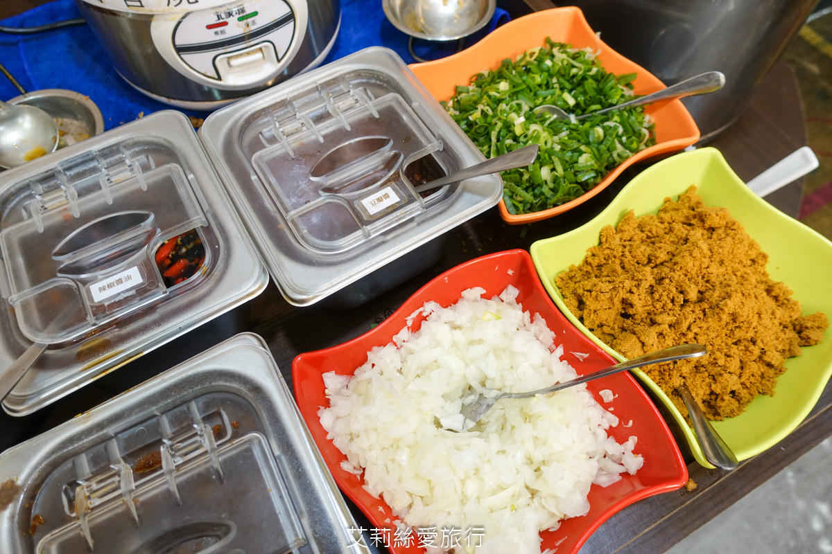 中壢美食 健行大學美食 逸小鍋鍋物 中壢健行店 平價小火鍋 25種湯底 自助吧吃到飽 指定品項買一送一 ！