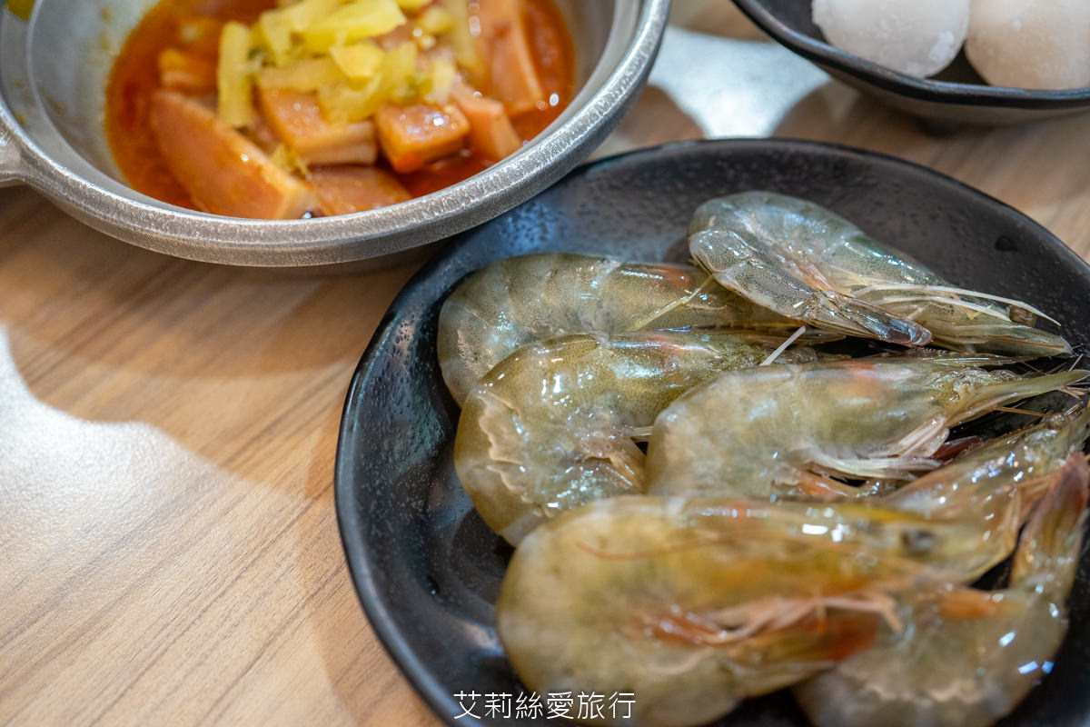 中壢美食 健行大學美食 逸小鍋鍋物 中壢健行店 平價小火鍋 25種湯底 自助吧吃到飽 指定品項買一送一 ！