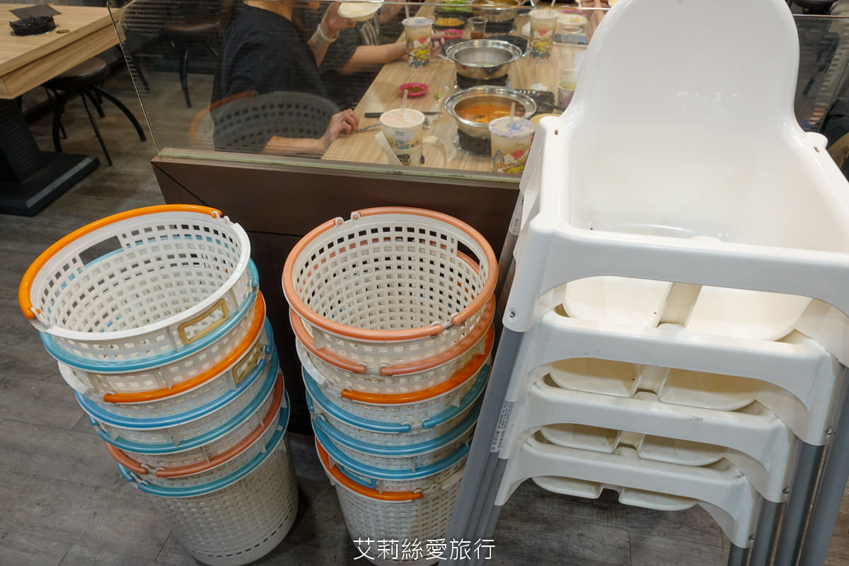 中壢美食 健行大學美食 逸小鍋鍋物 中壢健行店 平價小火鍋 25種湯底 自助吧吃到飽 指定品項買一送一 ！