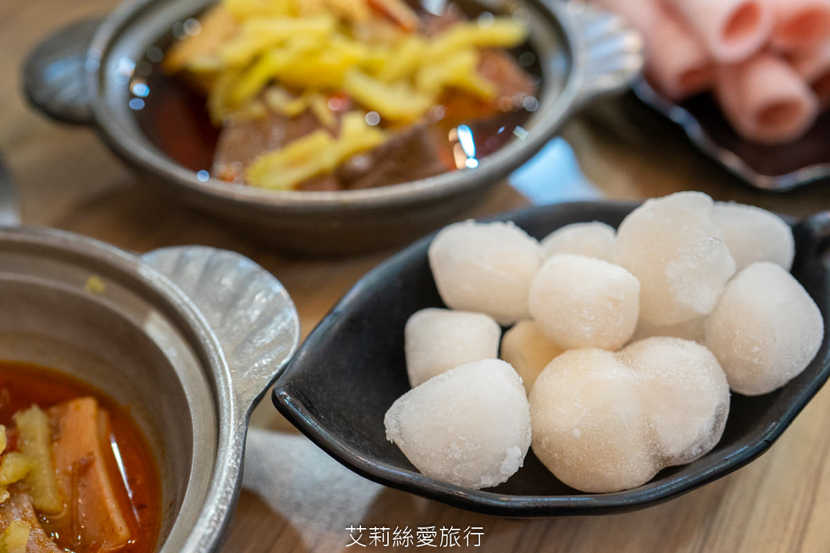 中壢美食 健行大學美食 逸小鍋鍋物 中壢健行店 平價小火鍋 25種湯底 自助吧吃到飽 指定品項買一送一 ！