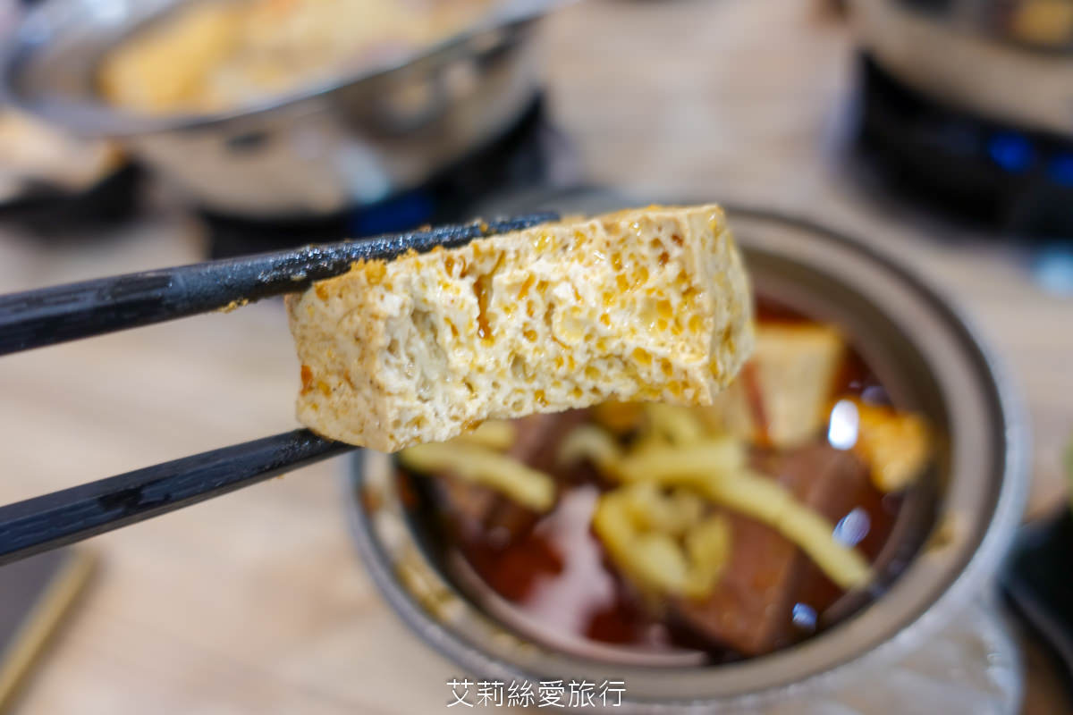 中壢美食 健行大學美食 逸小鍋鍋物 中壢健行店 平價小火鍋 25種湯底 自助吧吃到飽 指定品項買一送一 ！