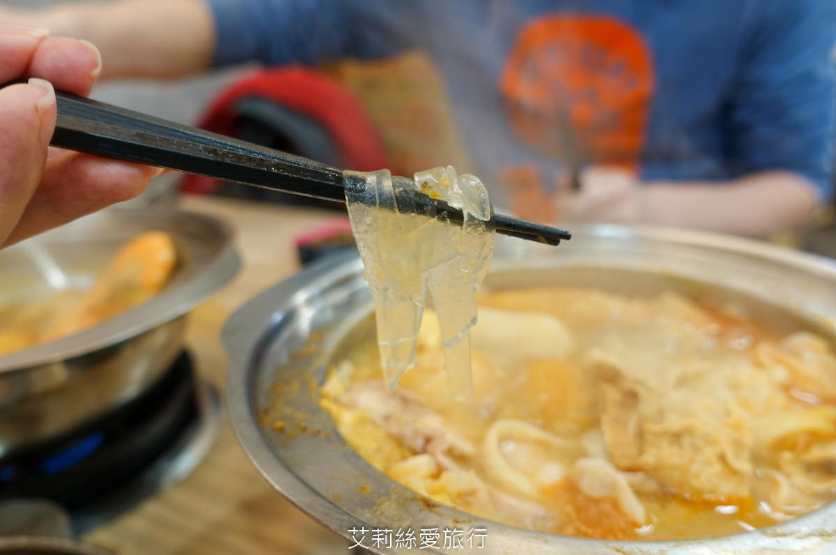 中壢美食 健行大學美食 逸小鍋鍋物 中壢健行店 平價小火鍋 25種湯底 自助吧吃到飽 指定品項買一送一 ！