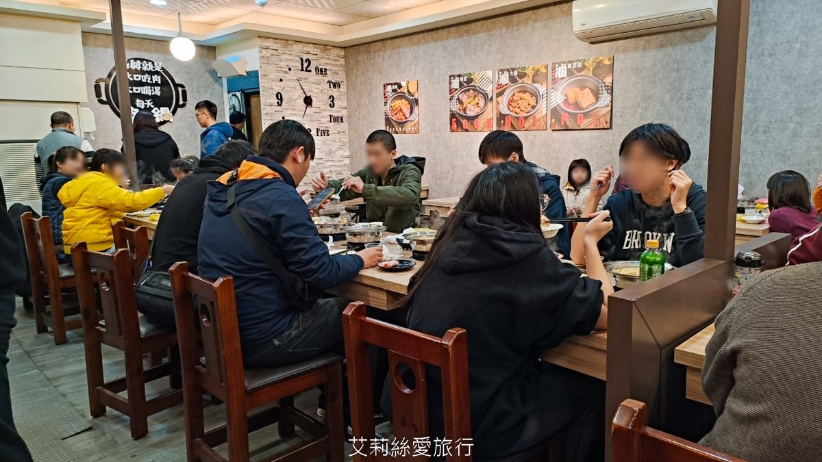 中壢美食 健行大學美食 逸小鍋鍋物 中壢健行店 平價小火鍋 25種湯底 自助吧吃到飽 指定品項買一送一 ！