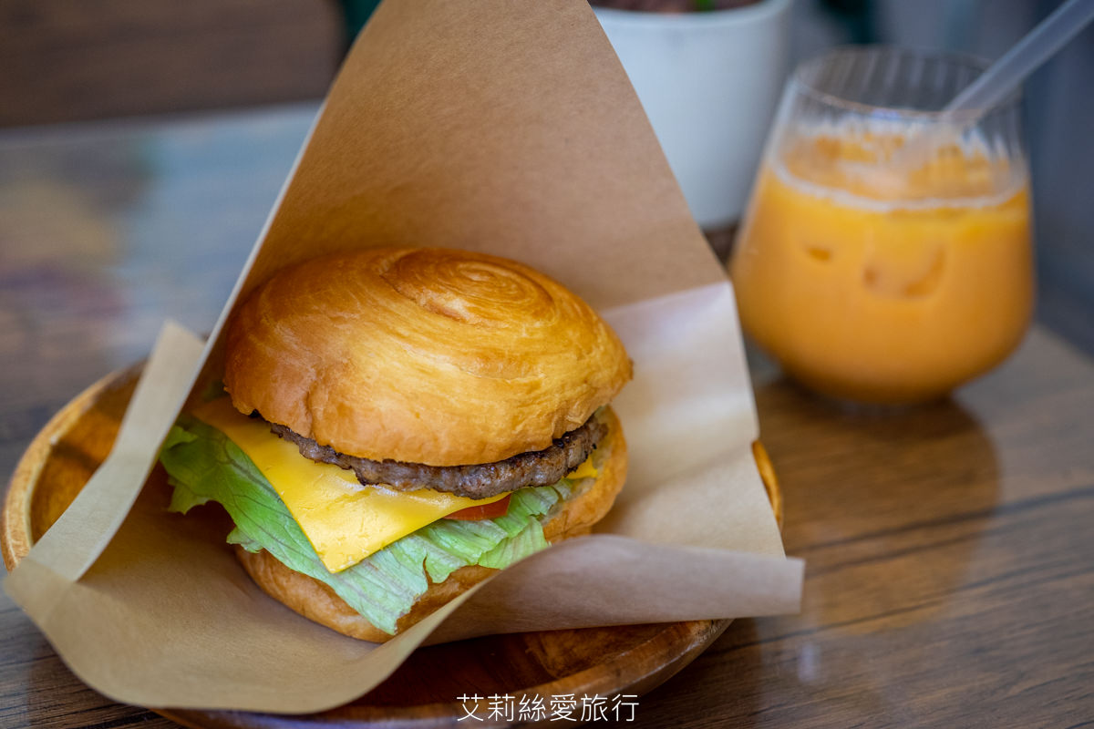昌吉街早午餐 美味醬肉米堡加泰式奶茶內行人都是這樣吃 降肉漢堡 民權西路站美食