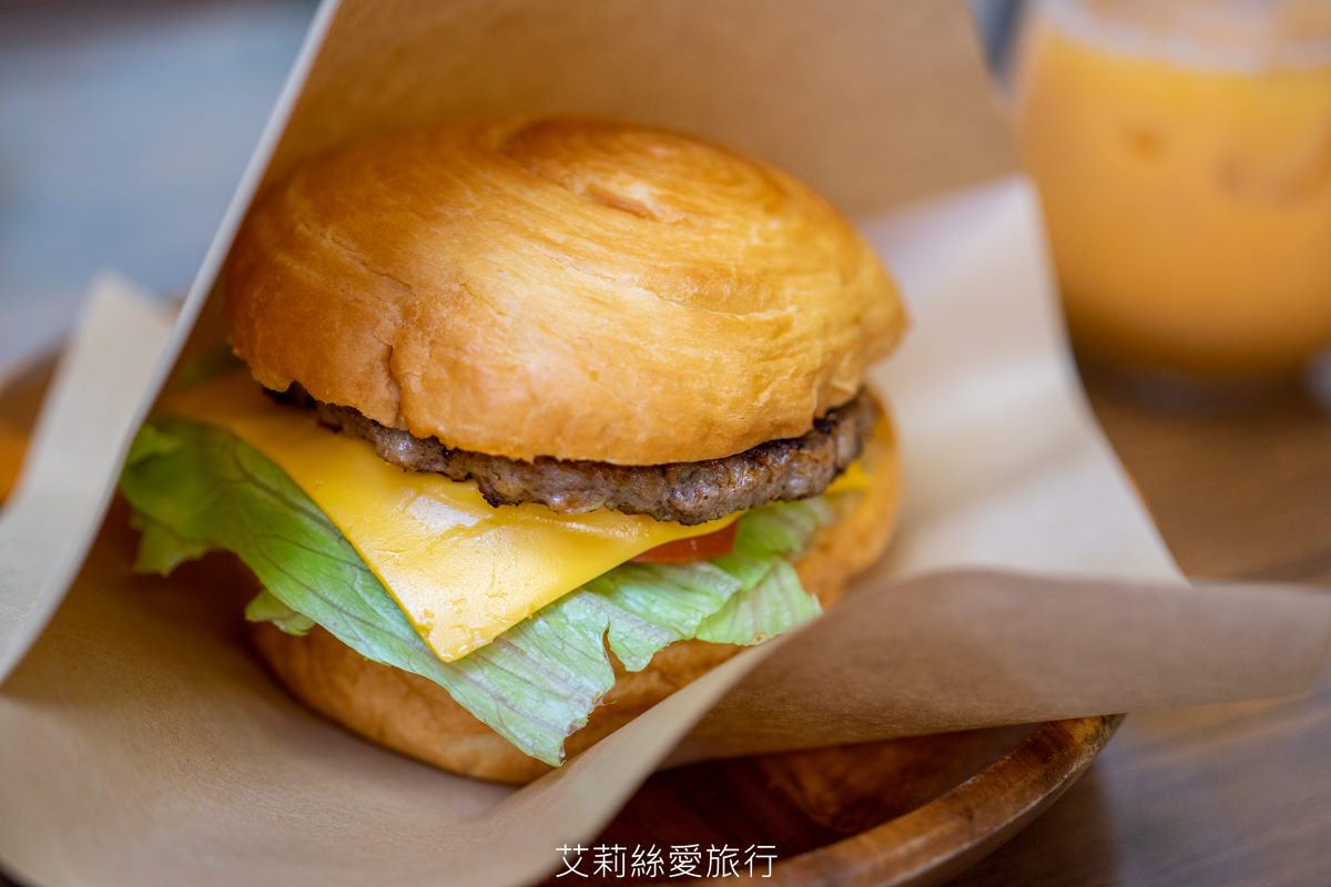 昌吉街早午餐 美味醬肉米堡加泰式奶茶內行人都是這樣吃 降肉漢堡 民權西路站美食