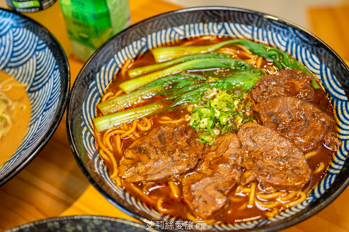桃園美食 集英會牛肉麵館 老闆好大方 滿滿牛肉都看不到麵了！ 國際路和中原夜市都有店
