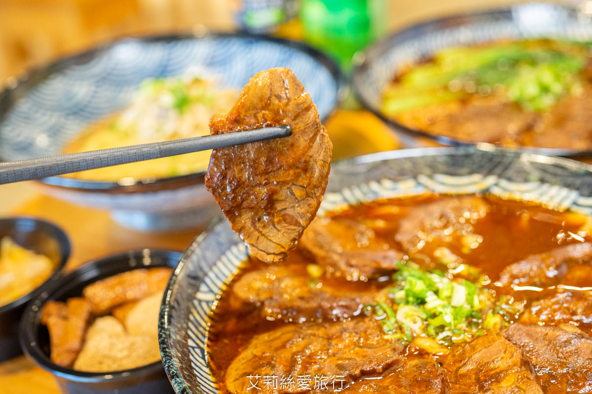 桃園美食 集英會牛肉麵館 老闆好大方 滿滿牛肉都看不到麵了！ 國際路和中原夜市都有店