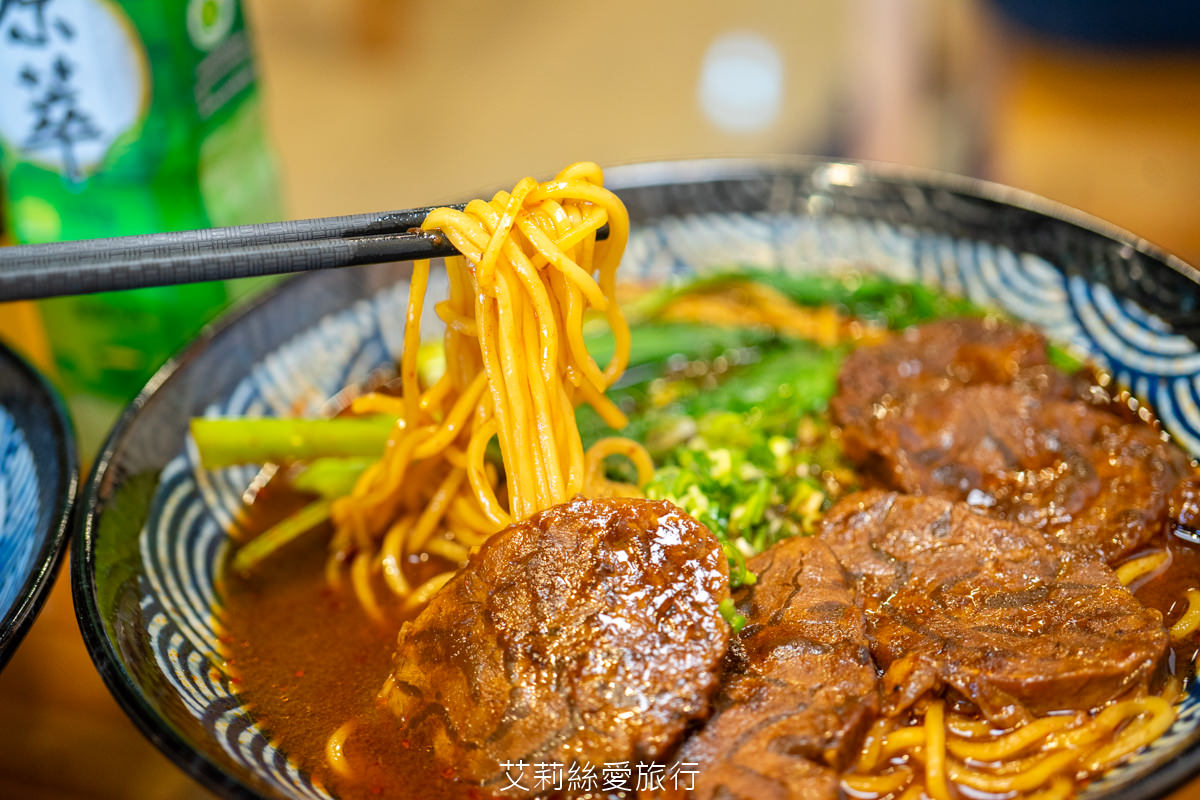 桃園美食 集英會牛肉麵館 老闆好大方 滿滿牛肉都看不到麵了！ 國際路和中原夜市都有店