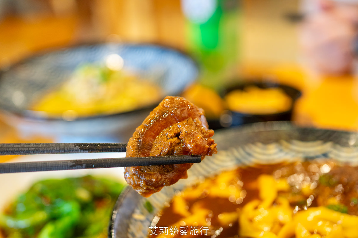 桃園美食 集英會牛肉麵館 老闆好大方 滿滿牛肉都看不到麵了！ 國際路和中原夜市都有店