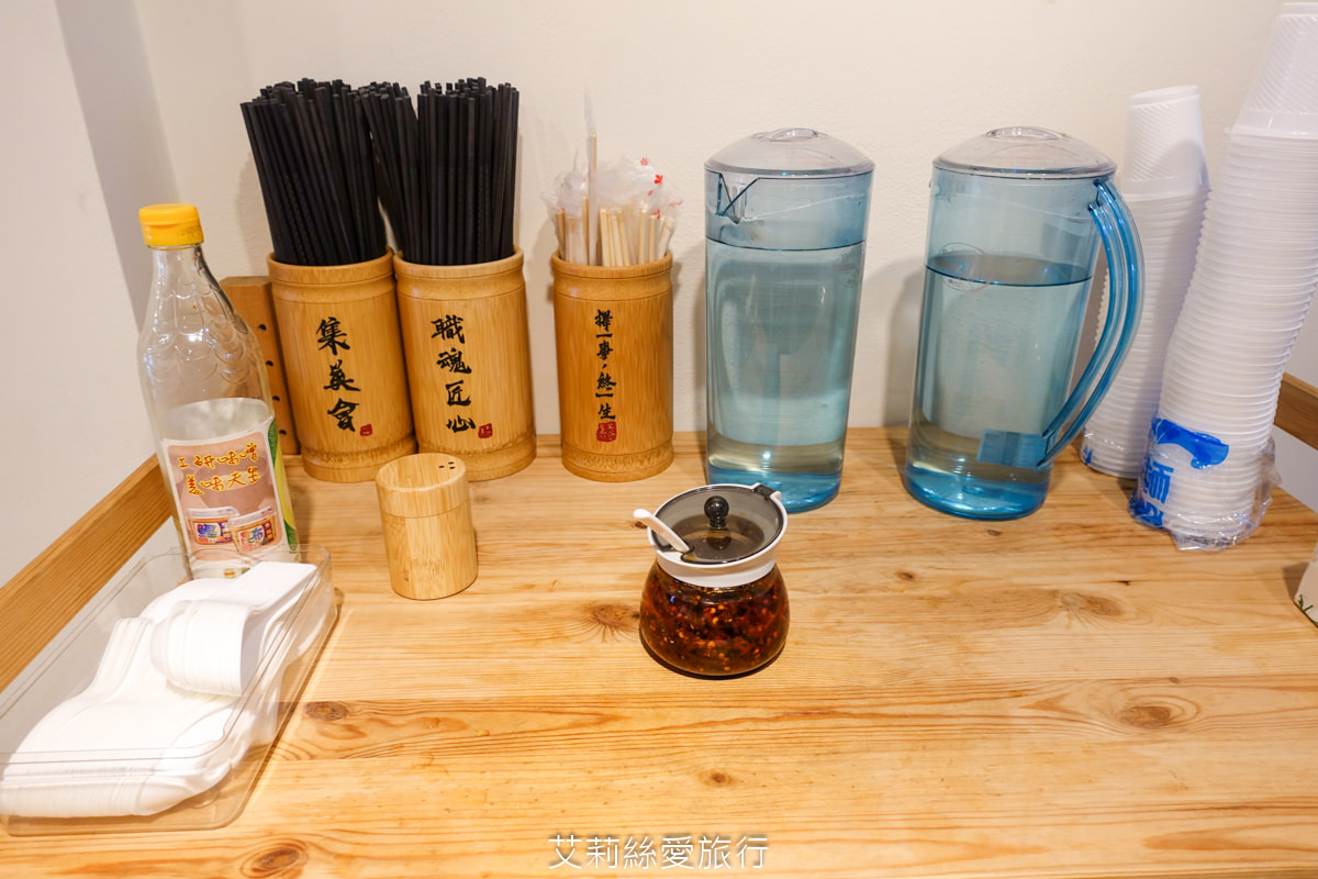 桃園美食 集英會牛肉麵館 老闆好大方 滿滿牛肉都看不到麵了！ 國際路和中原夜市都有店