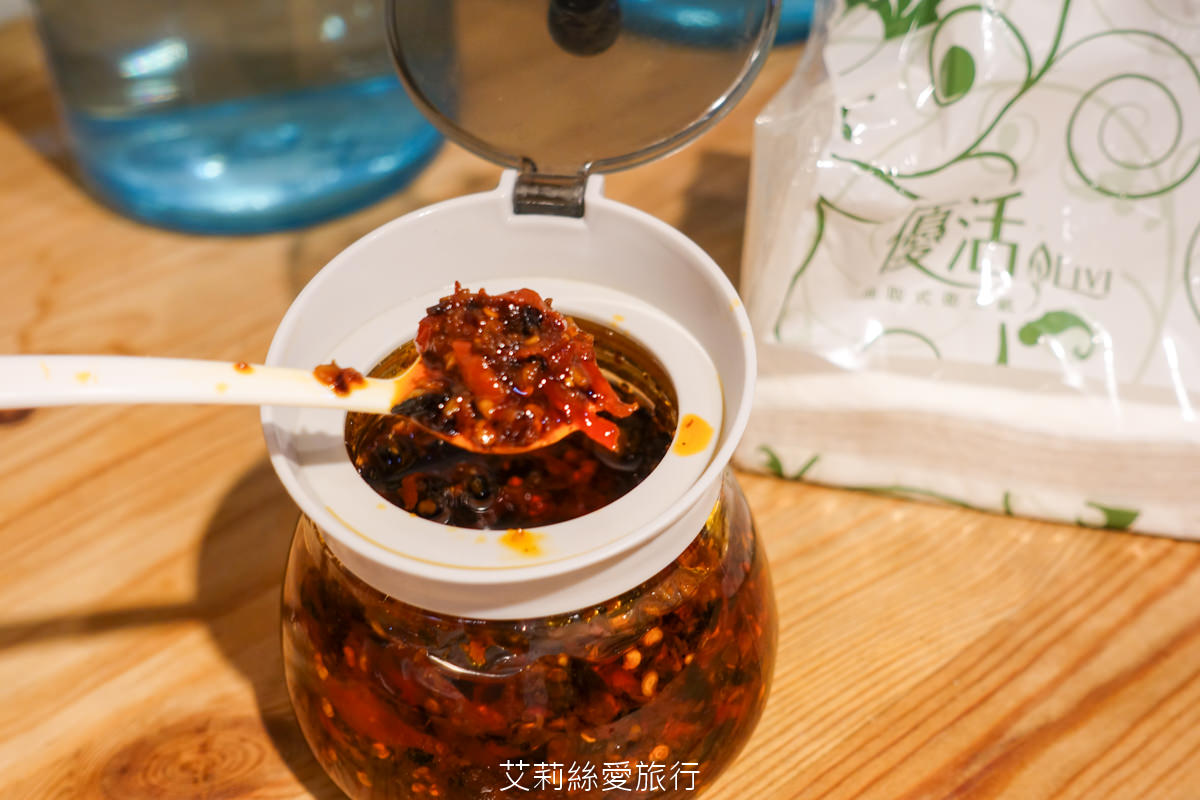 桃園美食 集英會牛肉麵館 老闆好大方 滿滿牛肉都看不到麵了！ 國際路和中原夜市都有店