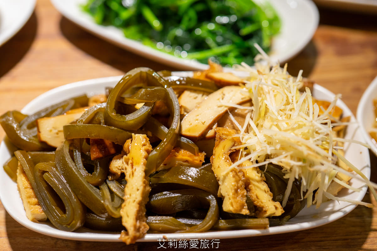 善導寺站美食 雙月食品社 連續5年米其林必比登推薦 老饕必點鮮甜燉雞湯 微麻輕辣愛恨椒芝拌麵一吃就愛上