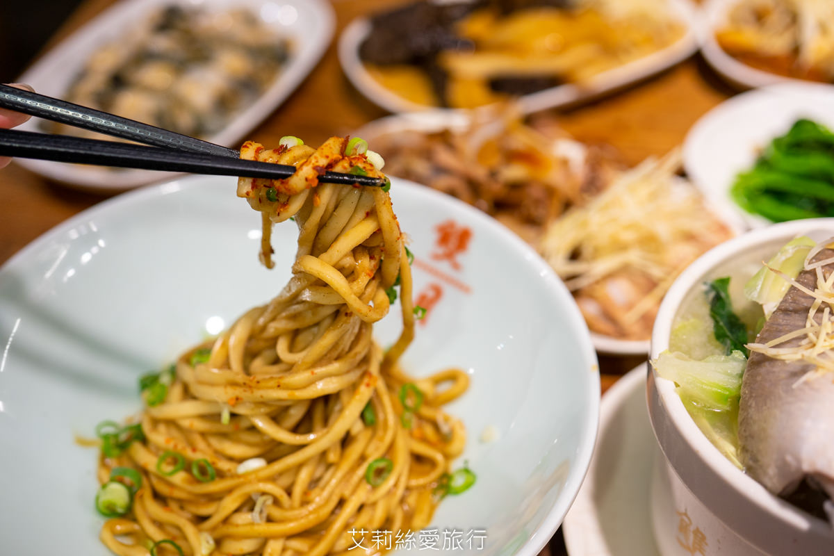 善導寺站美食 雙月食品社 連續5年米其林必比登推薦 老饕必點鮮甜燉雞湯 微麻輕辣愛恨椒芝拌麵一吃就愛上