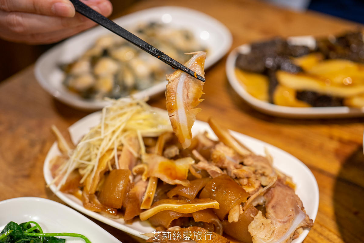 善導寺站美食 雙月食品社 連續5年米其林必比登推薦 老饕必點鮮甜燉雞湯 微麻輕辣愛恨椒芝拌麵一吃就愛上