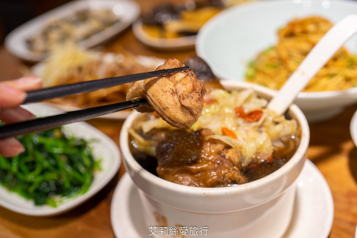 善導寺站美食 雙月食品社 連續5年米其林必比登推薦 老饕必點鮮甜燉雞湯 微麻輕辣愛恨椒芝拌麵一吃就愛上