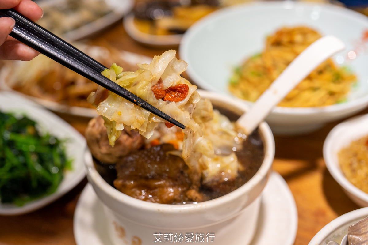 善導寺站美食 雙月食品社 連續5年米其林必比登推薦 老饕必點鮮甜燉雞湯 微麻輕辣愛恨椒芝拌麵一吃就愛上