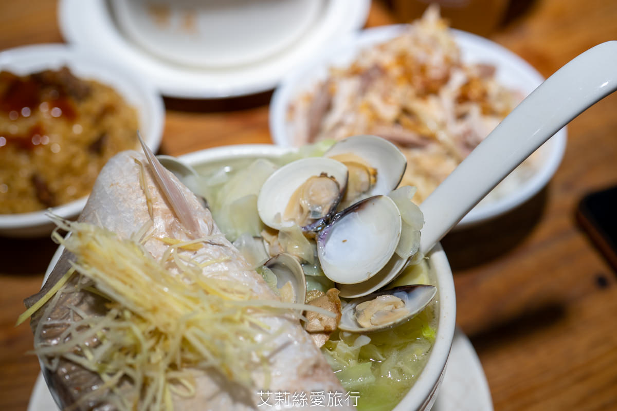 善導寺站美食 雙月食品社 連續5年米其林必比登推薦 老饕必點鮮甜燉雞湯 微麻輕辣愛恨椒芝拌麵一吃就愛上