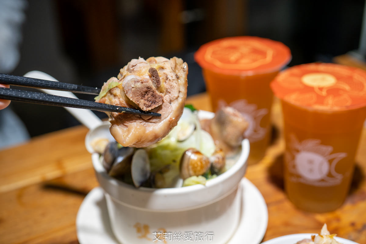 善導寺站美食 雙月食品社 連續5年米其林必比登推薦 老饕必點鮮甜燉雞湯 微麻輕辣愛恨椒芝拌麵一吃就愛上
