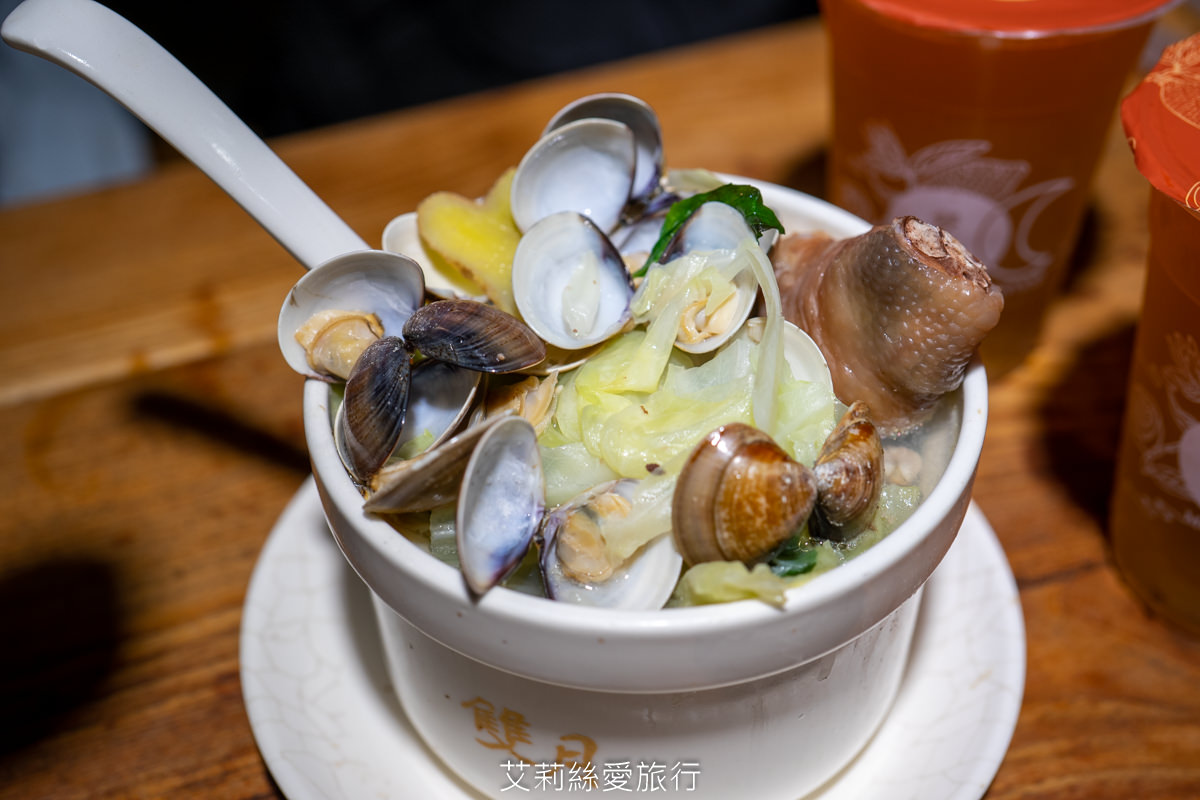 善導寺站美食 雙月食品社 連續5年米其林必比登推薦 老饕必點鮮甜燉雞湯 微麻輕辣愛恨椒芝拌麵一吃就愛上