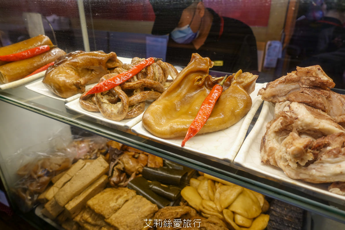 善導寺站美食 雙月食品社 連續5年米其林必比登推薦 老饕必點鮮甜燉雞湯 微麻輕辣愛恨椒芝拌麵一吃就愛上