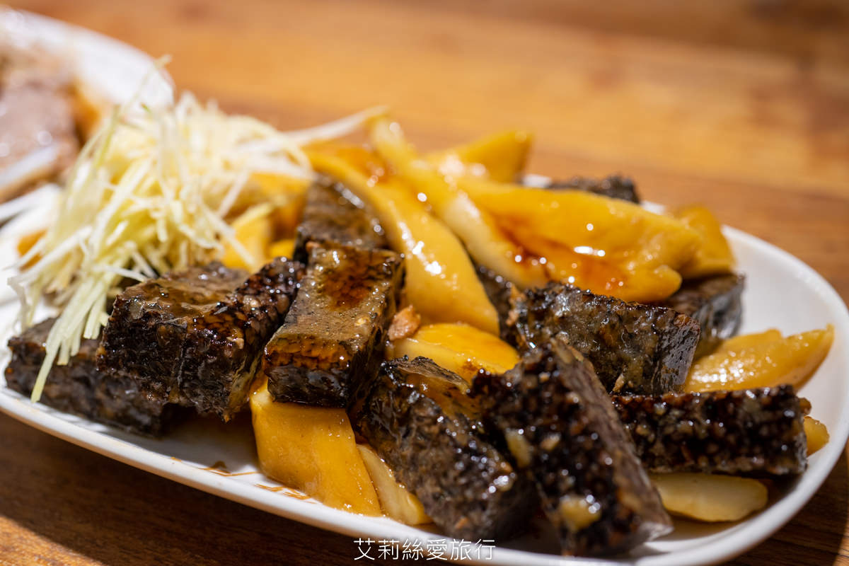 善導寺站美食 雙月食品社 連續5年米其林必比登推薦 老饕必點鮮甜燉雞湯 微麻輕辣愛恨椒芝拌麵一吃就愛上