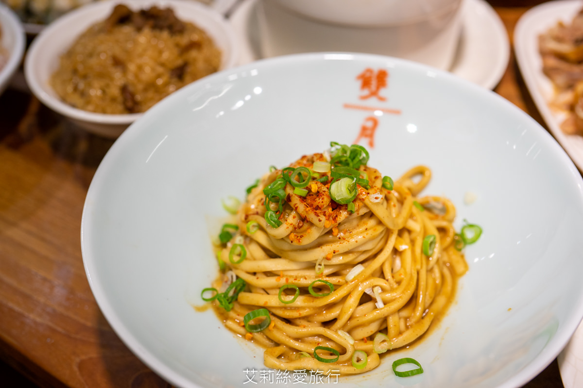 善導寺站美食 雙月食品社 連續5年米其林必比登推薦 老饕必點鮮甜燉雞湯 微麻輕辣愛恨椒芝拌麵一吃就愛上