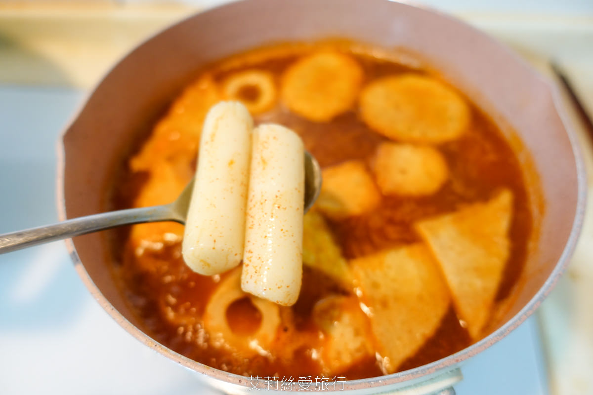 食譜 在家自煮韓式料理好簡單 韓英阿豬媽辣炒年糕 韓英韓國地瓜冬粉海苔捲 全聯就買得到哦！