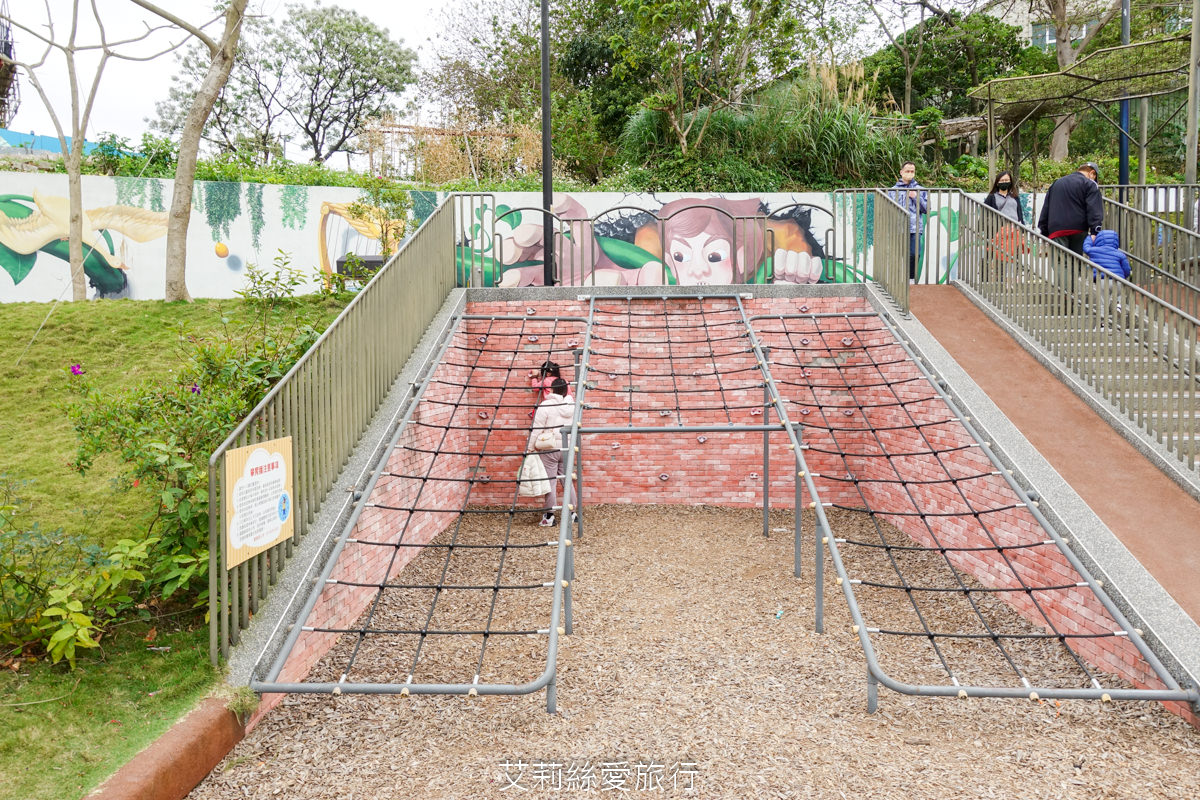 新北親子景點 鶯歌永吉公園 粉嫩富士櫻、黃金風鈴木、多彩多姿杜鵑花真的好好拍 親子同遊炮仗花彩繪步道 玩水旋轉溜滑梯 超好拍立體彩繪 - 第42張圖 新北親子景點 鶯歌永吉公園 粉嫩富士櫻、黃金風鈴木、多彩多姿杜鵑花真的好好拍 親子同遊炮仗花彩繪步道 玩水旋轉溜滑梯 超好拍立體彩繪