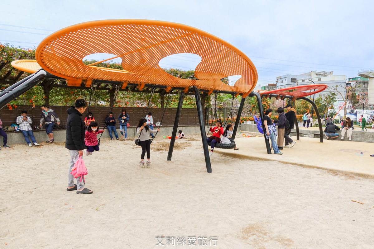 新北親子景點 鶯歌永吉公園 粉嫩富士櫻、黃金風鈴木、多彩多姿杜鵑花真的好好拍 親子同遊炮仗花彩繪步道 玩水旋轉溜滑梯 超好拍立體彩繪 - 第43張圖 新北親子景點 鶯歌永吉公園 粉嫩富士櫻、黃金風鈴木、多彩多姿杜鵑花真的好好拍 親子同遊炮仗花彩繪步道 玩水旋轉溜滑梯 超好拍立體彩繪
