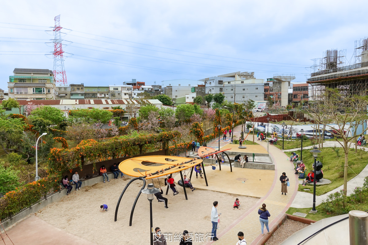 新北親子景點 鶯歌永吉公園 粉嫩富士櫻、黃金風鈴木、多彩多姿杜鵑花真的好好拍 親子同遊炮仗花彩繪步道 玩水旋轉溜滑梯 超好拍立體彩繪 - 第37張圖 新北親子景點 鶯歌永吉公園 粉嫩富士櫻、黃金風鈴木、多彩多姿杜鵑花真的好好拍 親子同遊炮仗花彩繪步道 玩水旋轉溜滑梯 超好拍立體彩繪