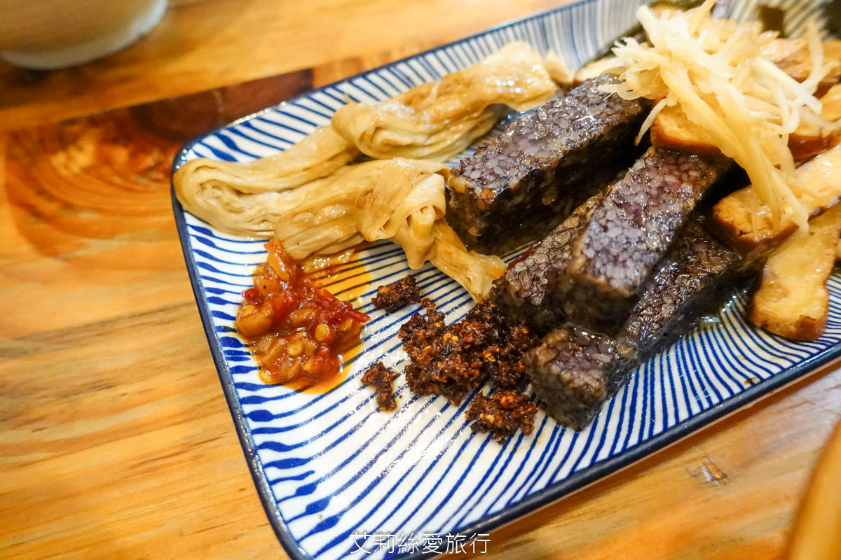 彰化鹿港排隊美食 鹿港圓環頂麵食館 乾意麵必吃 皮薄餡多純手工大餛飩 真材實料台灣豬肉赤肉焿