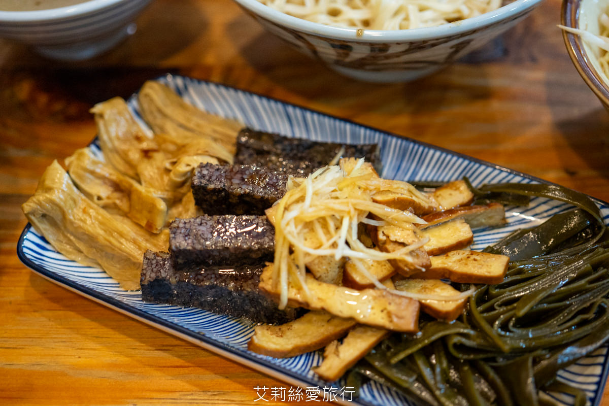 彰化鹿港排隊美食 鹿港圓環頂麵食館 乾意麵必吃 皮薄餡多純手工大餛飩 真材實料台灣豬肉赤肉焿
