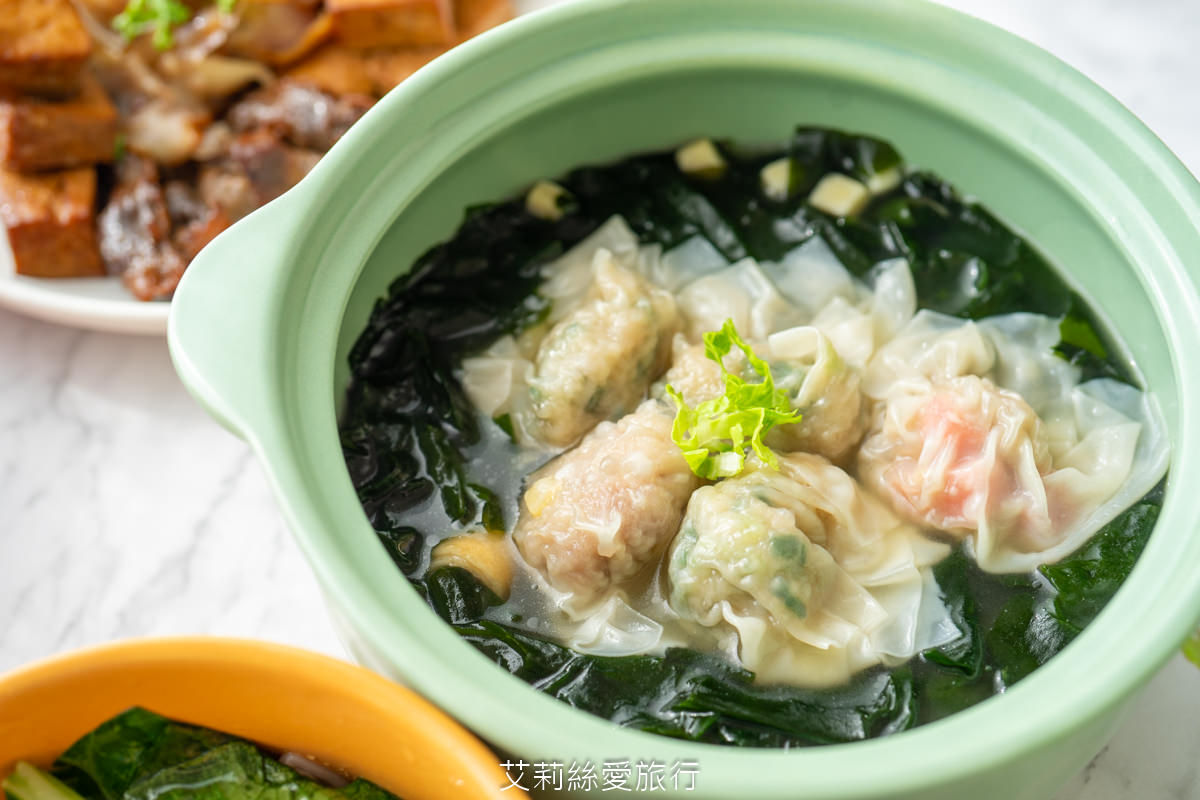 鹿港在地排隊美食 鹿港圓環頂麵食館 真材實料 純手工大餛飩 赤肉焿 不必去南部愛買和大潤發也買得到囉! - 第17張圖 鹿港在地排隊美食 鹿港圓環頂麵食館 真材實料 純手工大餛飩 赤肉焿 不必去南部愛買和大潤發也買得到囉!