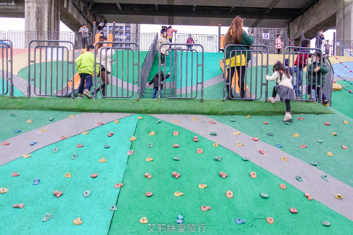 三重親子景點 熊猴森樂園 森林派對嘉年華主題 31座溜滑梯 100組的遊具設施 全台最大全齡共融的親子遊樂園 新北大都會公園 捷運三重站