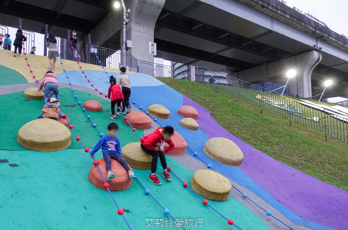 三重親子景點 熊猴森樂園 森林派對嘉年華主題 31座溜滑梯 100組的遊具設施 全台最大全齡共融的親子遊樂園 新北大都會公園 捷運三重站