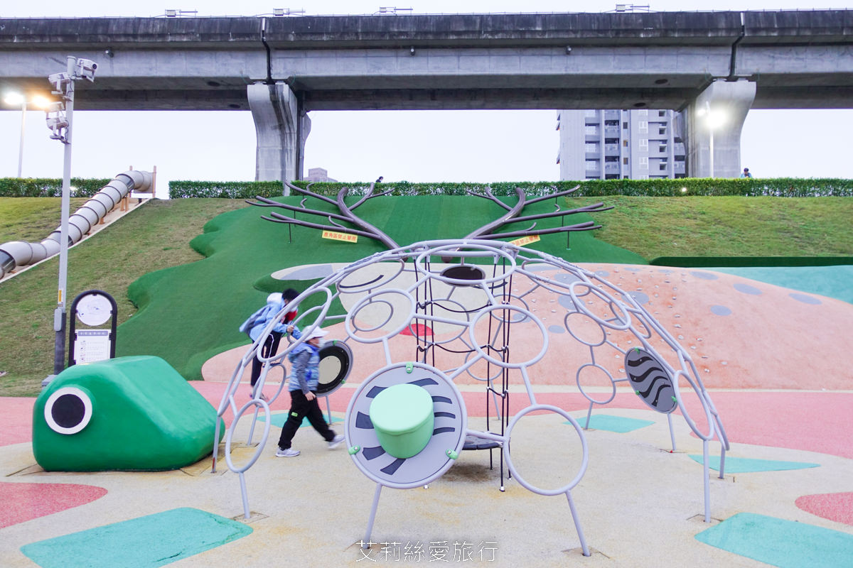 三重親子景點 熊猴森樂園 森林派對嘉年華主題 31座溜滑梯 100組的遊具設施 全台最大全齡共融的親子遊樂園 新北大都會公園 捷運三重站