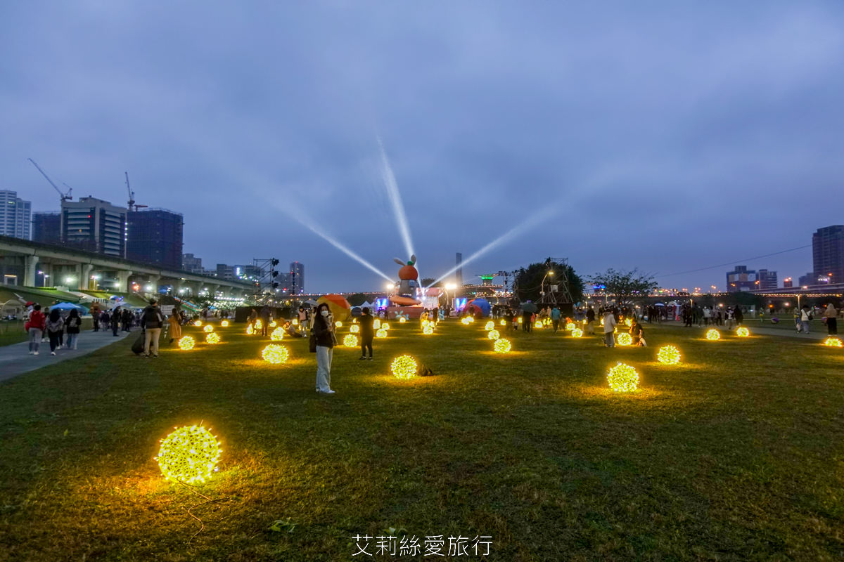 2023年新北燈會高8公尺可愛兔年主燈 資訊時間地點 元宵節燈會 新北大都會公園 逛夜市 玩熊猴森樂園共融式公園