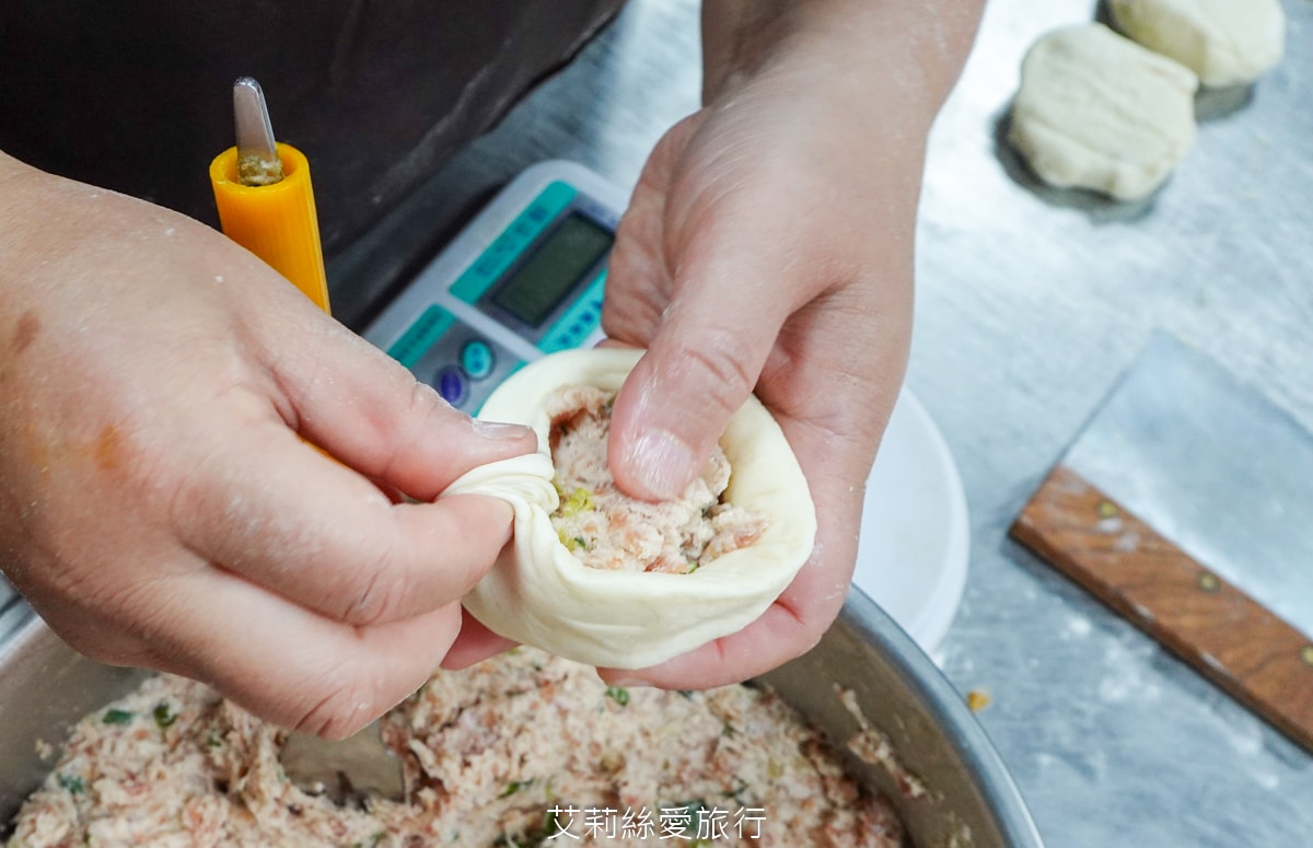 蘆洲湧蓮寺美食 在地排隊早餐 老上海包子 手工現作現蒸 20元起銅板早餐 買十送一 蘆洲湧蓮寺市場美食 近三民高中站