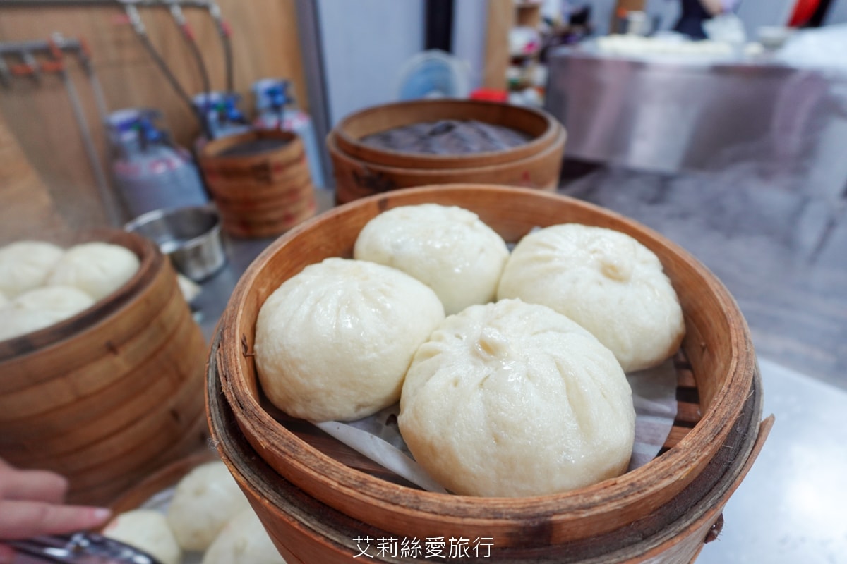 蘆洲湧蓮寺美食 在地排隊早餐 老上海包子 手工現作現蒸 20元起銅板早餐 買十送一 蘆洲湧蓮寺市場美食 近三民高中站