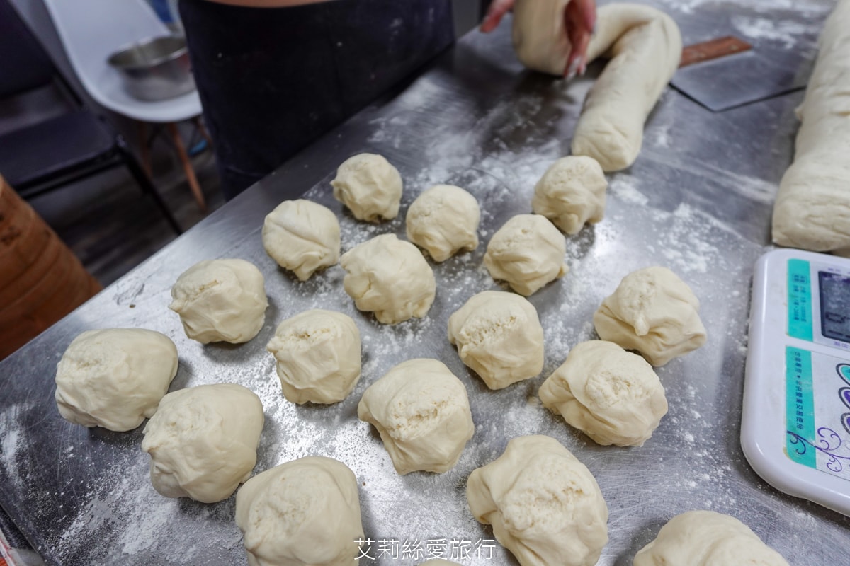 蘆洲湧蓮寺美食 在地排隊早餐 老上海包子 手工現作現蒸 20元起銅板早餐 買十送一 蘆洲湧蓮寺市場美食 近三民高中站