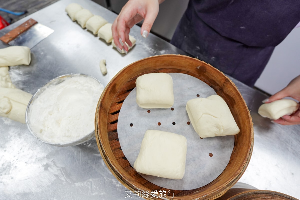 蘆洲湧蓮寺美食 在地排隊早餐 老上海包子 手工現作現蒸 20元起銅板早餐 買十送一 蘆洲湧蓮寺市場美食 近三民高中站
