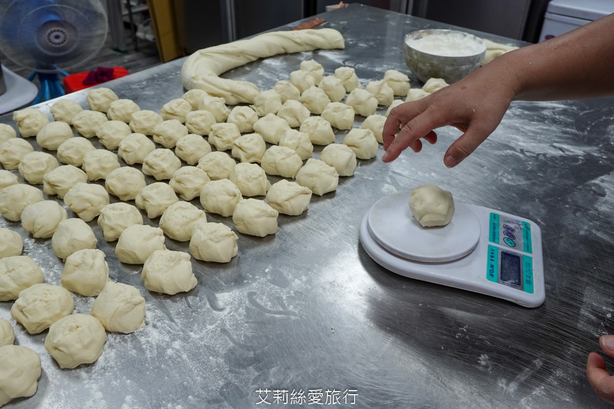 蘆洲湧蓮寺美食 在地排隊早餐 老上海包子 手工現作現蒸 20元起銅板早餐 買十送一 蘆洲湧蓮寺市場美食 近三民高中站