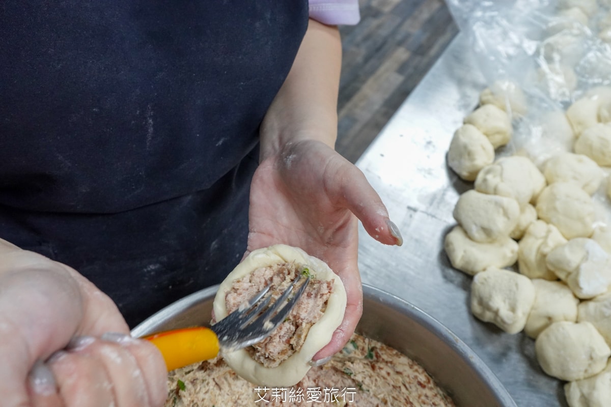 蘆洲湧蓮寺美食 在地排隊早餐 老上海包子 手工現作現蒸 20元起銅板早餐 買十送一 蘆洲湧蓮寺市場美食 近三民高中站