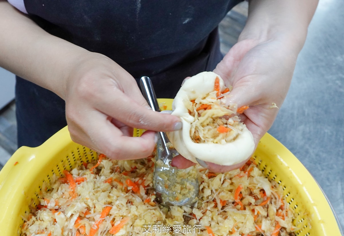 蘆洲湧蓮寺美食 在地排隊早餐 老上海包子 手工現作現蒸 20元起銅板早餐 買十送一 蘆洲湧蓮寺市場美食 近三民高中站