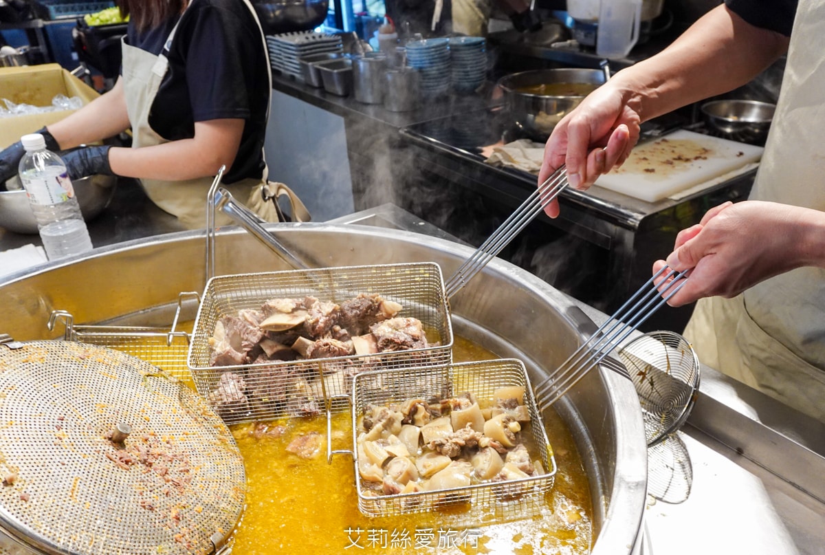 桃園美食 排隊必吃 牛山牛肉麵 燒肉飯 每日只賣5小時 湯頭熬煮10小時以上 頂級夢美人米 日本ANA頭等艙的指定米 炭火燒烤菲力牛 真的太美味！